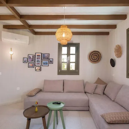 Rosa Viola, Zia Apartment
